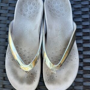 Vionic Women's Silver Flip Flops